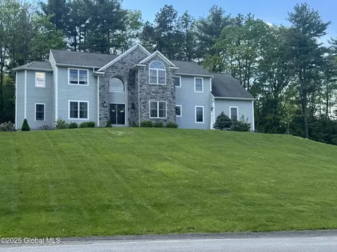 30 Indian Pipe Dr, Wynantskill, NY 12198