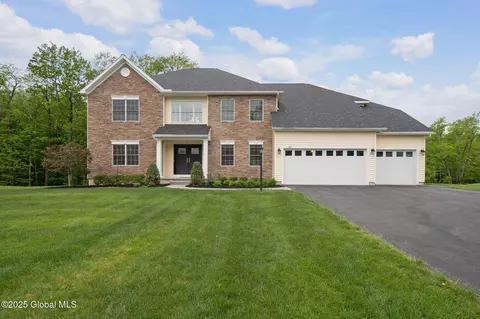 45 Tamarack Ln, Niskayuna, NY 12309