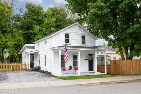 4 Lincoln Ave, Fort Edward, NY 12828