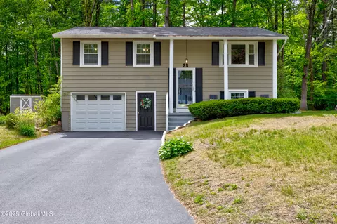 25 Lamplighter Lane Ln, Saratoga Springs, NY 12866