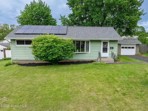 5 Buttercup Dr, Albany, NY 12211