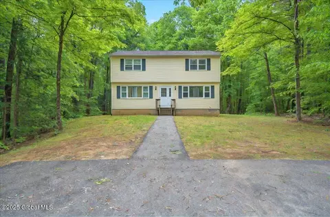 8 Hammond Dr, Wilton, NY 12831