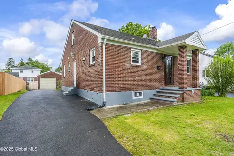 5 Brigadier St, Colonie, NY 12205