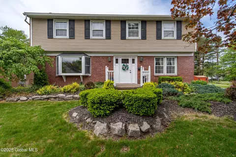 76 Mcnutt Ave, Colonie, NY 12205