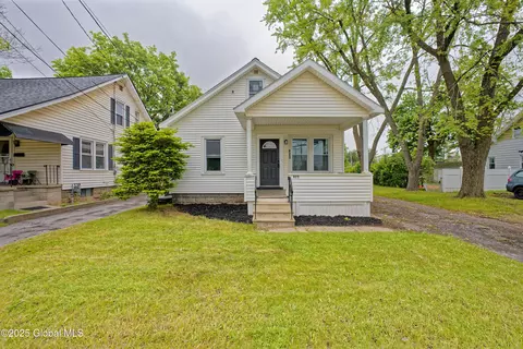 823 Curry Rd, Schenectady, NY 12306