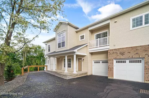 605 Vly Pointe Dr, Niskayuna, NY 12309