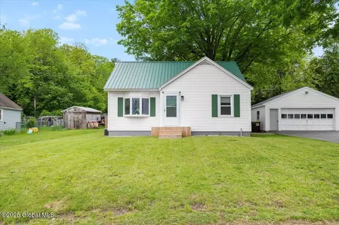 9 New Pine St, Queensbury, NY 12804