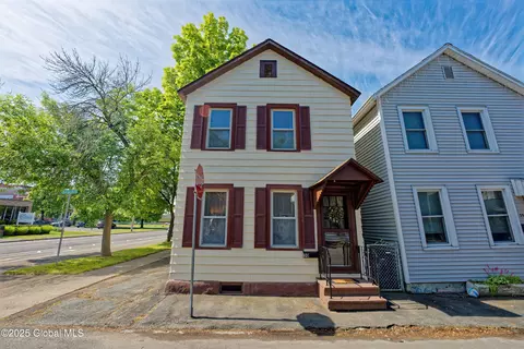30 Andrewsville Ct, Watervliet, NY 12189