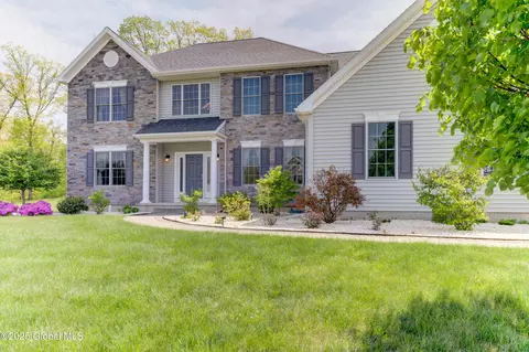 30 Tamarack Ln, Niskayuna, NY 12309