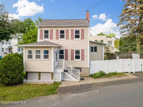 37 Mohawk Ave, Waterford, NY 12188