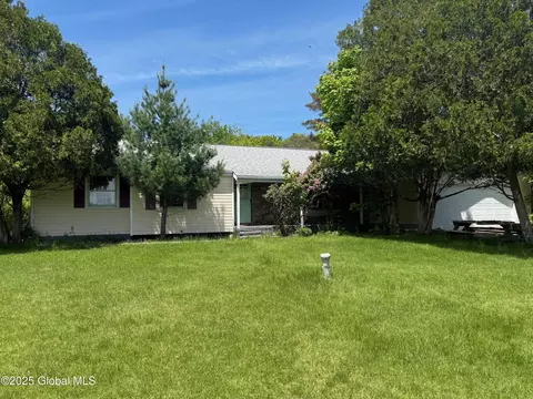 9 Charl Ln, Troy, NY 12180
