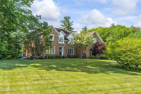17 Brendan Ln, Niskayuna, NY 12309
