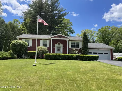 17 Sylvan Ln, Clifton Park, NY 12065