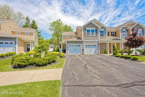 33 Stacey Ct, Cohoes, NY 12047