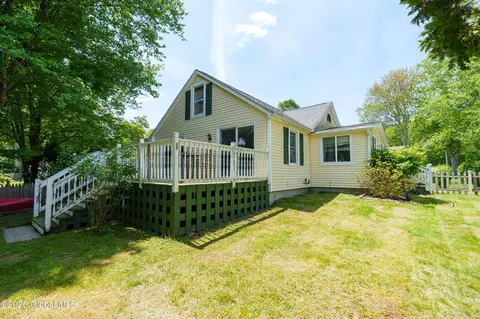 7 Fairfield Rd, Averill Park, NY 12018