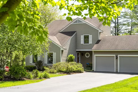 844 Red Oak Dr, Niskayuna, NY 12309