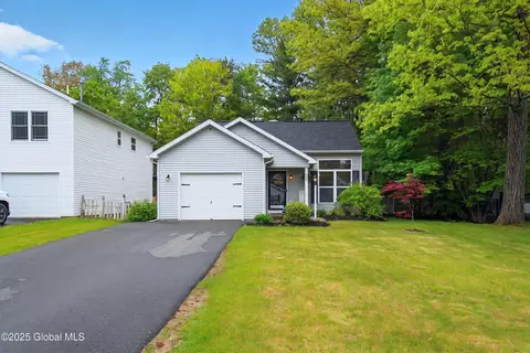 324 Meadowlark Dr, Ballston Spa, NY 12020