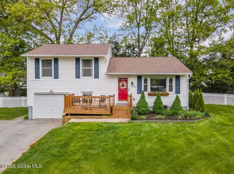 21 St Charles Pl, Saratoga Springs, NY 12866