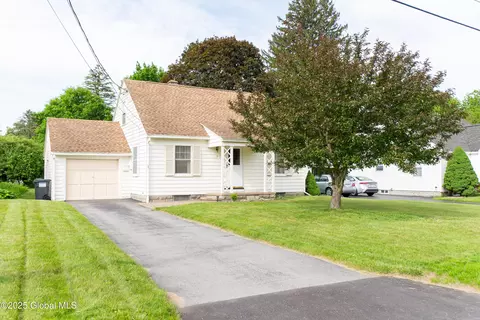13 Willowbrook Rd, Glenville, NY 12302