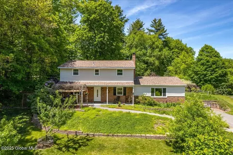 4 Sturbridge Ct, Clifton Park, NY 12065