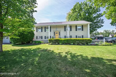 72 Crestwood Dr, Rotterdam, NY 12306