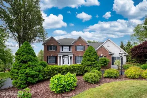 1 Avalon Ct, Loudonville, NY 12211