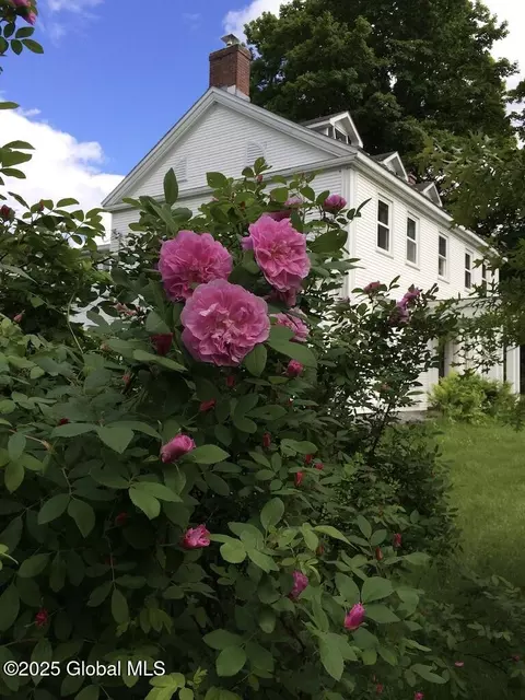 Exterior - 51 Hoffman Rd, Saratoga Springs, NY 12866 photo 10 of 11