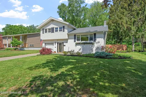 28 Hialeah Dr, Colonie, NY 12205