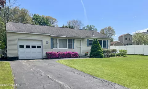 41 Amelia Dr, Schenectady, NY 12309 photo 3