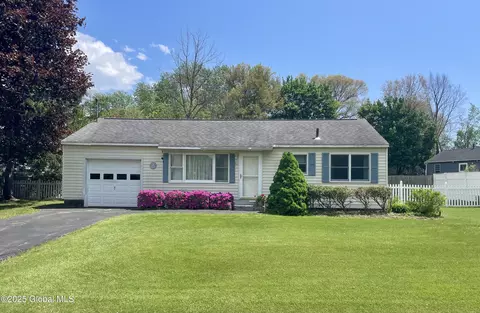 41 Amelia Dr, Schenectady, NY 12309