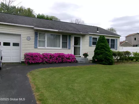 41 Amelia Dr, Schenectady, NY 12309 photo 4