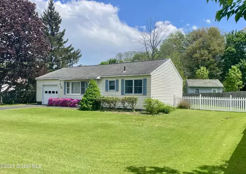 41 Amelia Dr, Schenectady, NY 12309 photo 2
