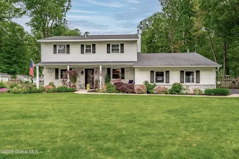 26 Heritage Ln, Clifton Park, NY 12065