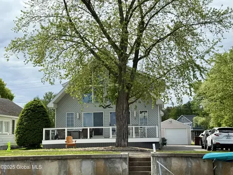 2 Riley Cove Rd, Malta, NY 12020