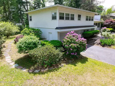 3 Paul Holly Dr, Loudonville, NY 12211