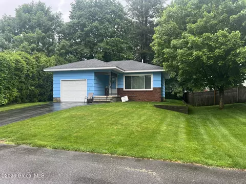 9 Potter St, Glens Falls, NY 12801