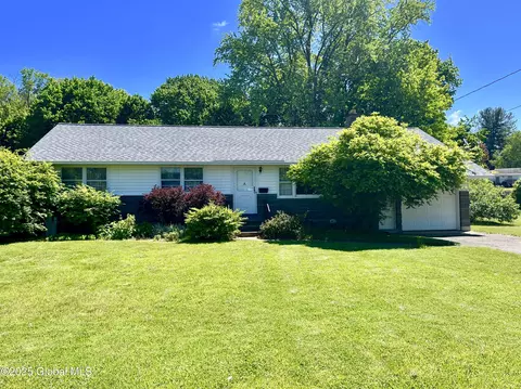 19 Lillian Dr, Glenville, NY 12302