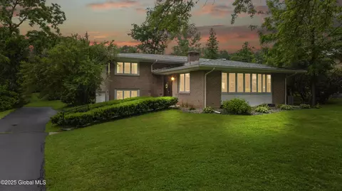 15 Campus View Dr, Loudonville, NY 12211