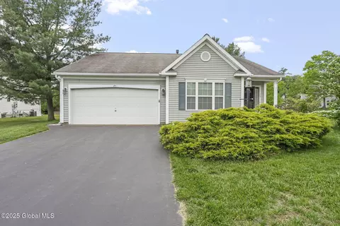 24 Glenview Dr, Schenectady, NY 12302