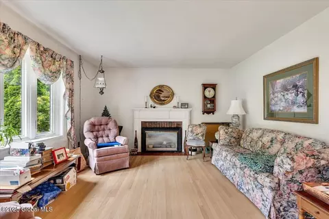 27 Cedar Ln, Glenville, NY 12302 photo 3