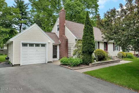 27 Cedar Ln, Glenville, NY 12302