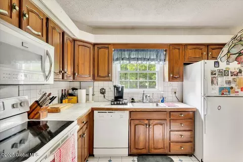 27 Cedar Ln, Glenville, NY 12302 photo 11