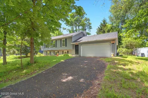 72 Algonquin Rd, Clifton Park, NY 12065