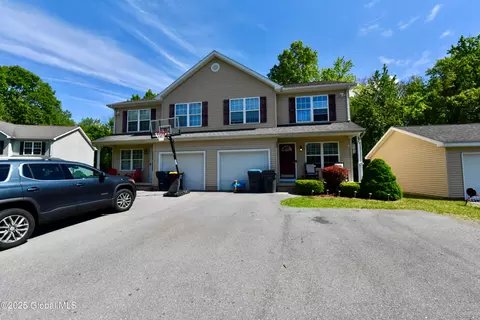 15 Fellows Rd, Halfmoon, NY 12065