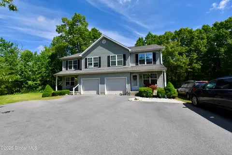 17 Fellows Rd, Halfmoon, NY 12065