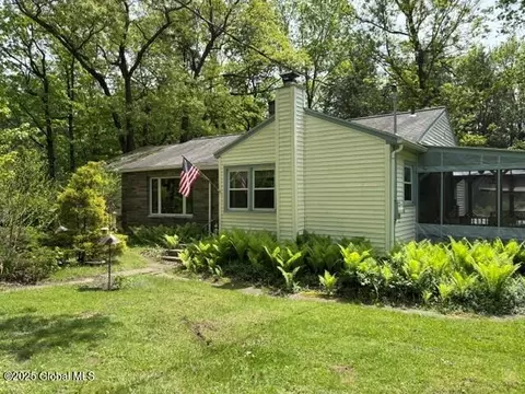 8 Lee Ave, Rexford, NY 12148