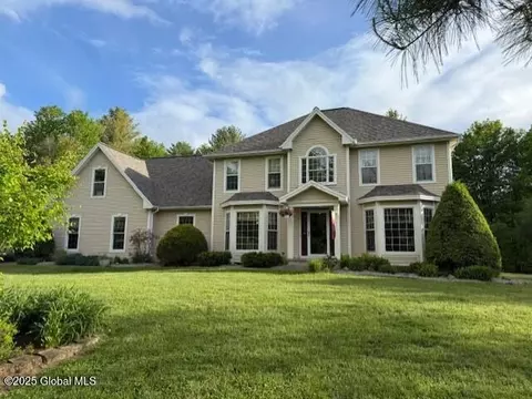 135 Boulderwood Dr, Queensbury, NY 12804