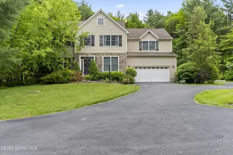 638 Grooms Rd, Clifton Park, NY 12065