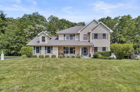 9 Oakline Ct, Niskayuna, NY 12309