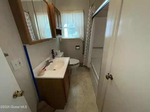 Bath - 11 Calhoun Rd, Troy, NY 12180 photo 1 of 2